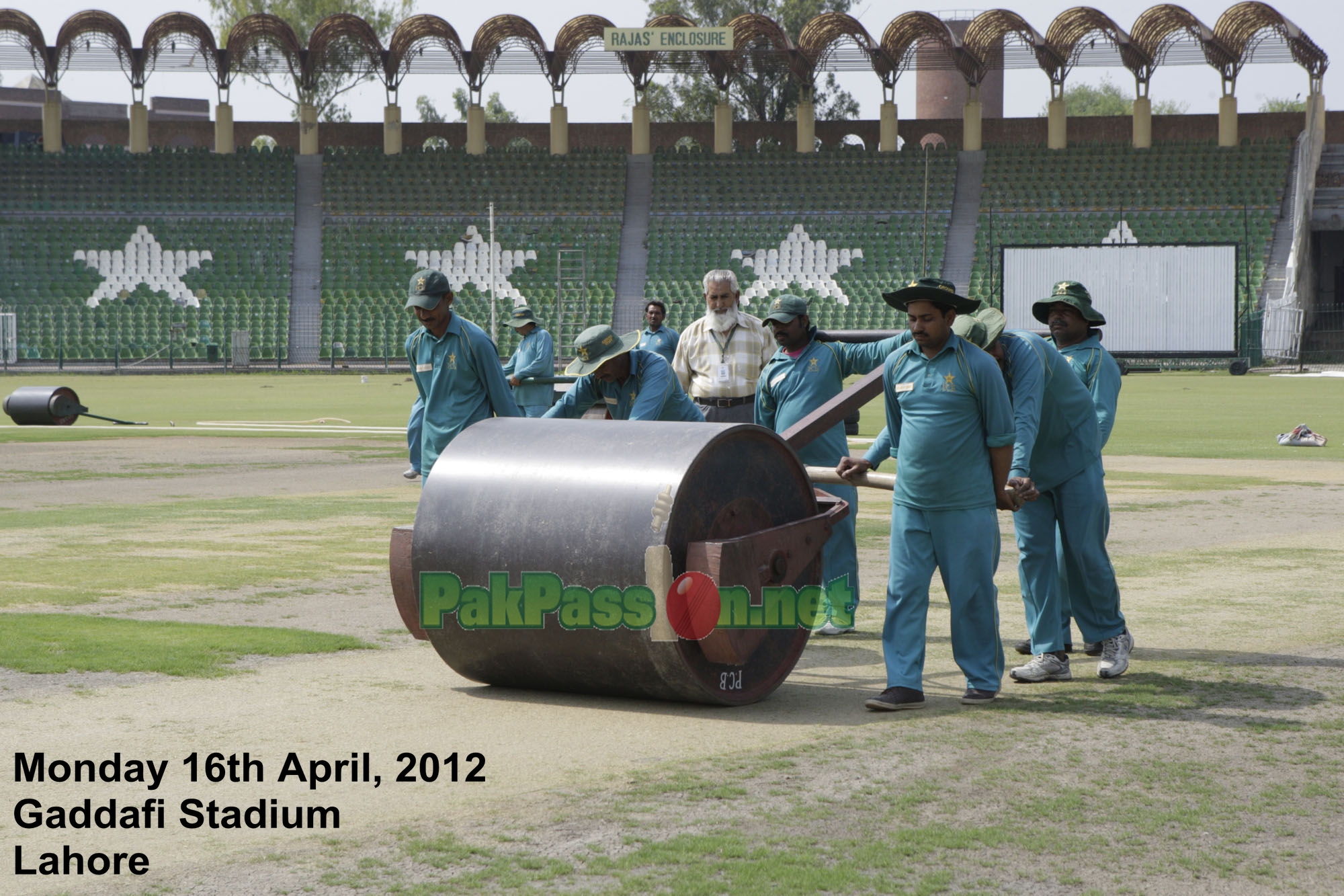 Groundsmen prepare the Lahore pitch ahead of Bangladesh´s visit