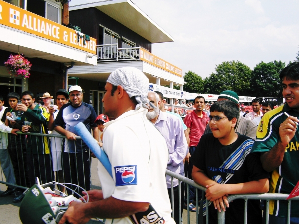 Imran Farhat retires against Leics