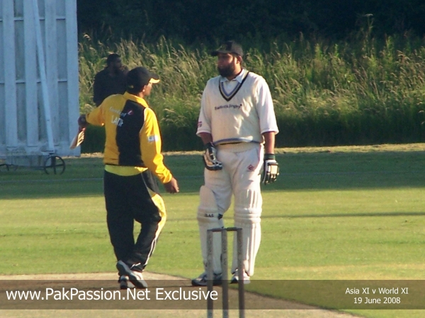 Inzamam ul Haq and Rashid Latif converse during practice