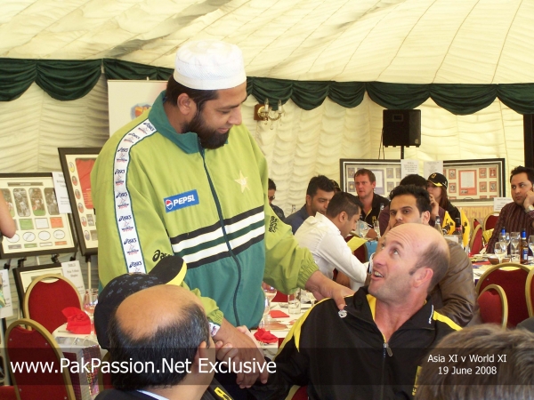 Inzamam ul Haq chats with Chris Harris