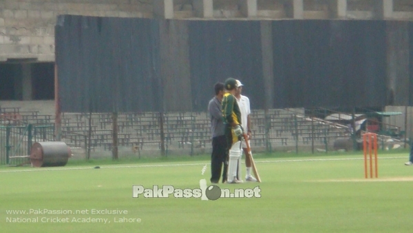 Javed Miandad giving tips to Abid Ali