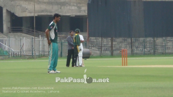 Javed Miandad giving tips to Abid Ali