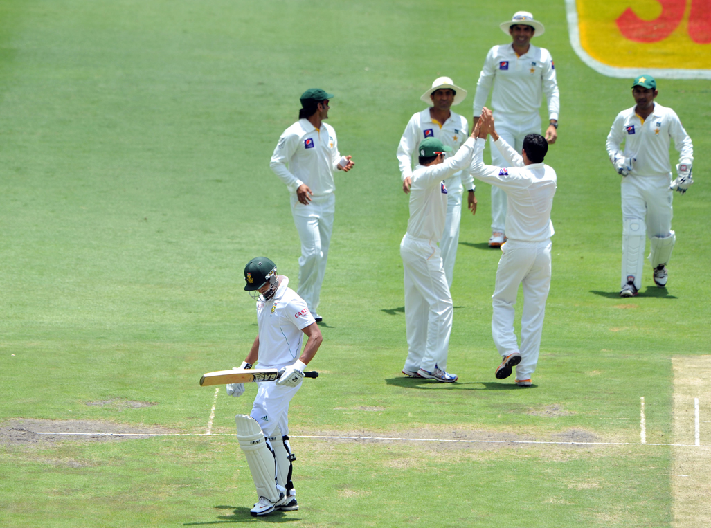 Junaid Khan and Pakistan celebrate the wicket of Alviro Petersen