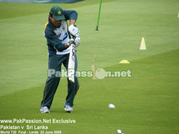 Kamran Akmal doing batting practice