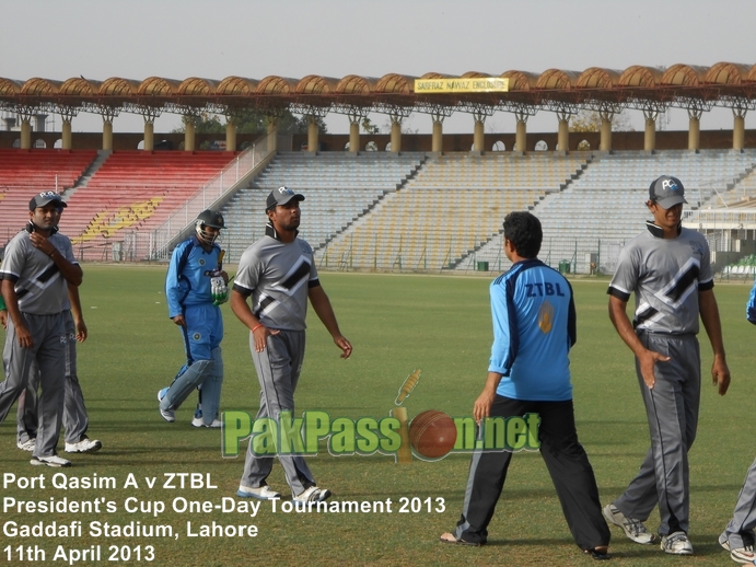 Khurram Manzoor and Saeed Ajmal shake hands