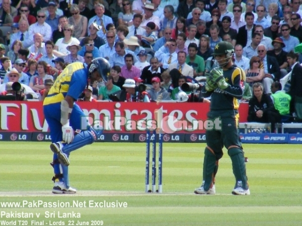 Kumar Sangakkara gets ready to bat as Kamran Akmal looks on