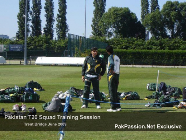 Misbah ul Haq and Rao Iftikhar Anjum chat during the Trent Bridge training 