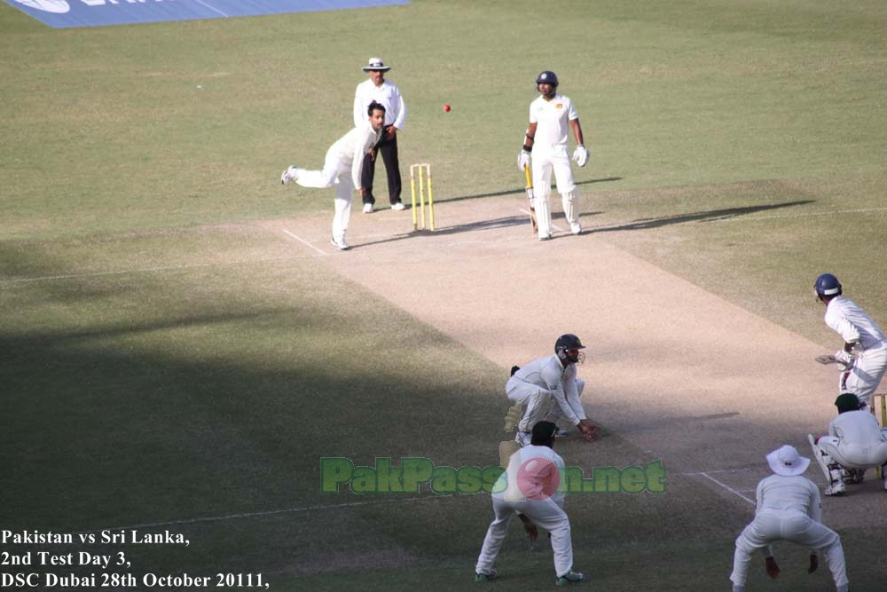 Mohammad Hafeez bowling