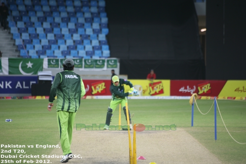 Mohammad Hafeez bowling