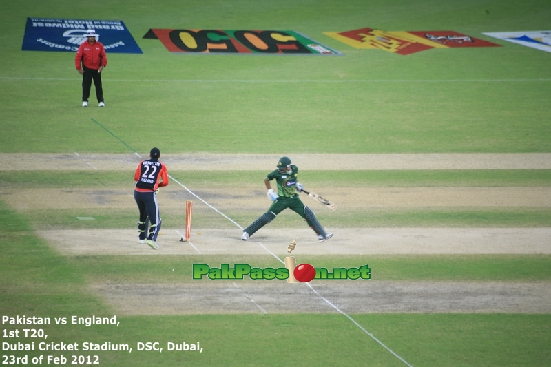 Mohammad Hafeez survives a close stumping