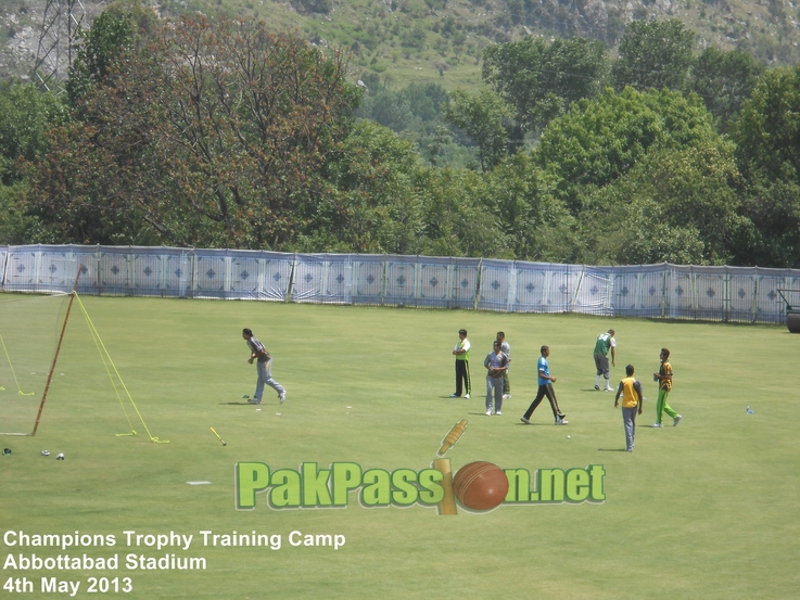 Mohammad Irfan runs into bowl