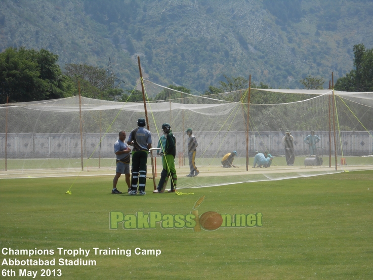 Mohammad Irfan speaks to coach Dav Whatmore