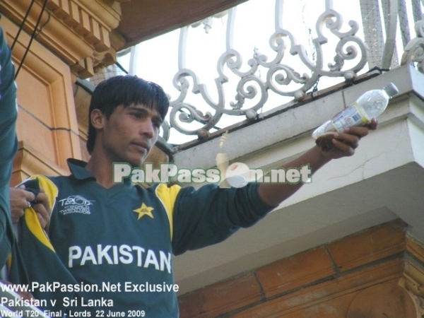 Mohammed Amir acknowledging fans