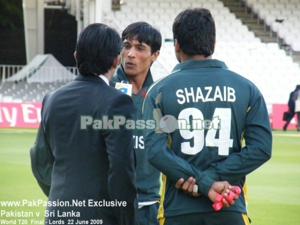 Mohammed Amir and Shahzaib Hasan talk to a journalist