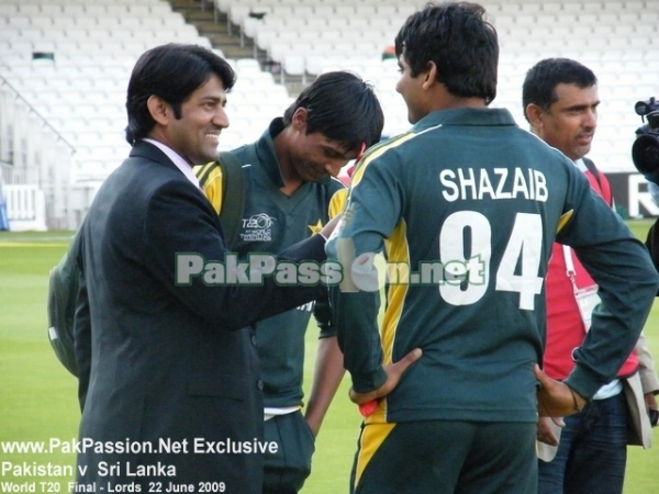 Mohammed Amir and Shahzaib Hasan talk to a journalist