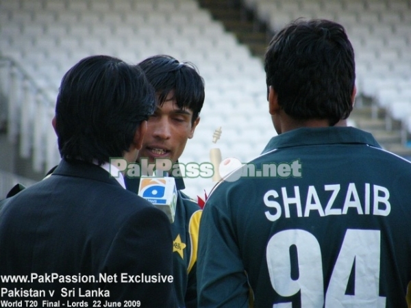 Mohammed Amir and Shahzaib Hasan talk to a journalist