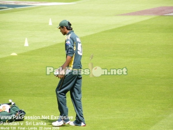 Mohammed Amir warming up