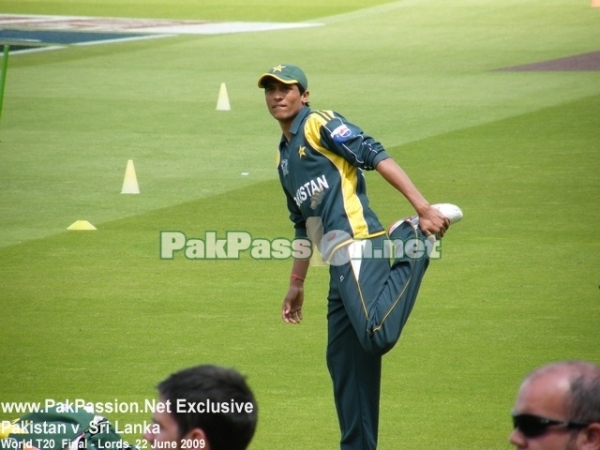 Mohammed Amir warming up