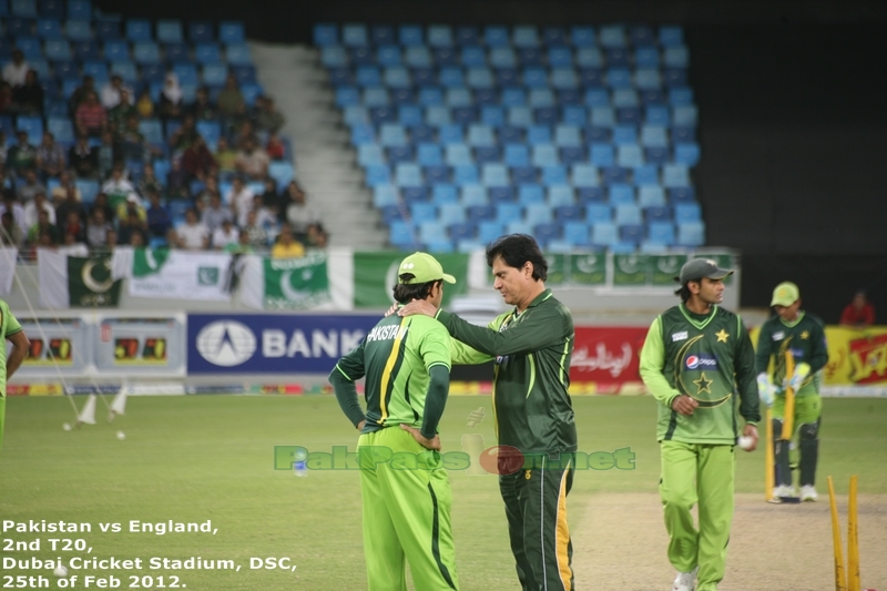 Mohsin Khan has a talk with Saeed Ajmal