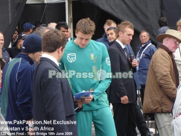 Morne Morkel signs an autograph