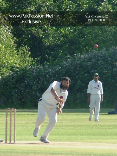 Mushtaq Ahmed in his delivery stride