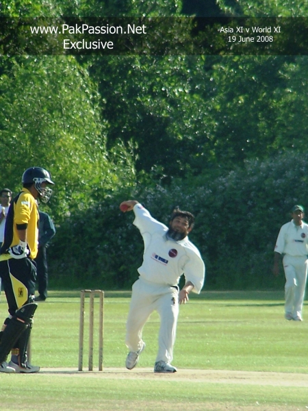 Mushtaq Ahmed in his delivery stride