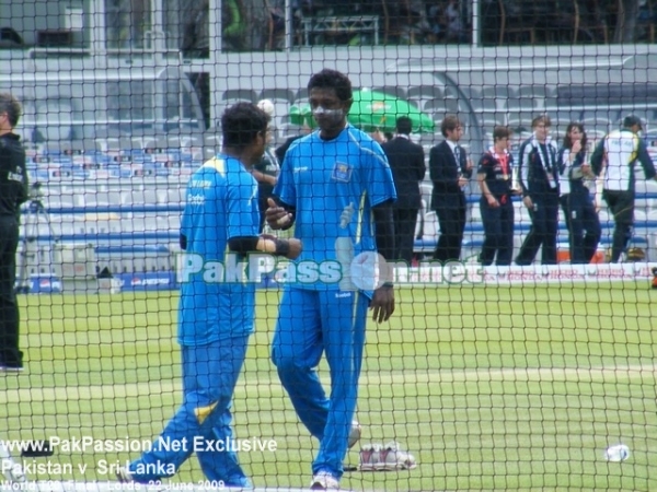 Muttiah Muralitharan and Ajantha Mendis warming up