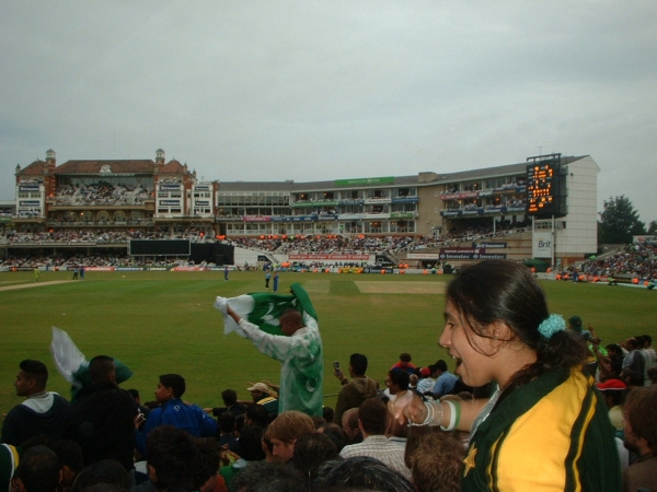 Pak Fans Cheer at the Oval