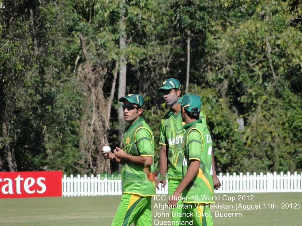 Pak U-19 players discussing tactics