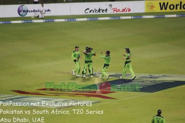 Pakistan celebrate a wicket