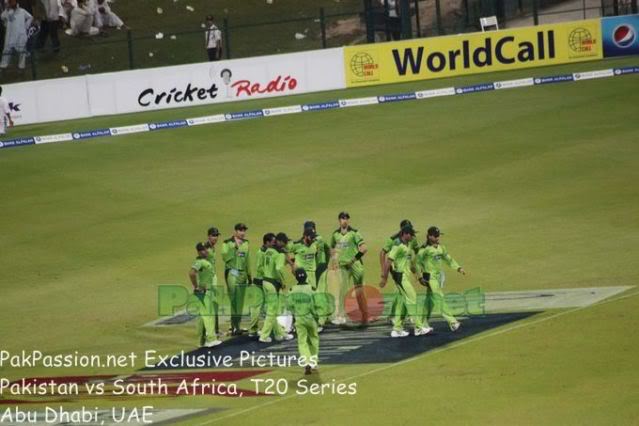 Pakistan celebrate a wicket