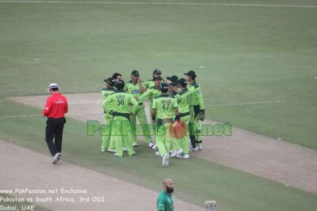 Pakistan celebrate a wicket