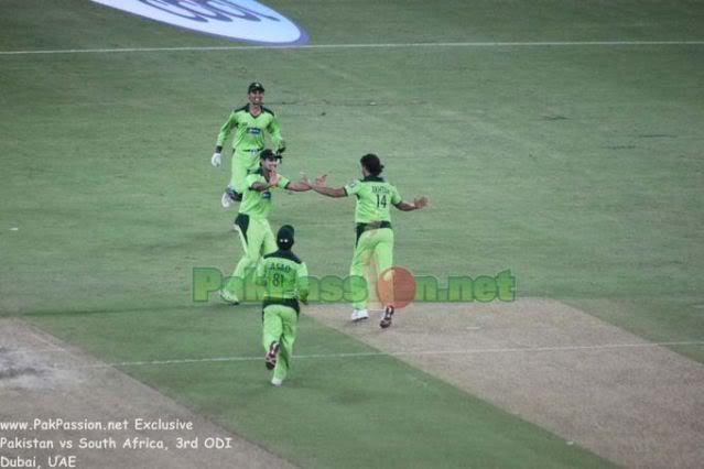 Pakistan celebrate a wicket