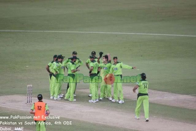 Pakistan celebrate a wicket