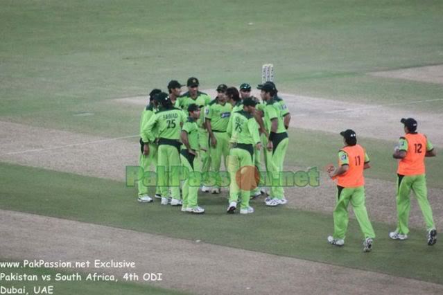 Pakistan celebrate a wicket