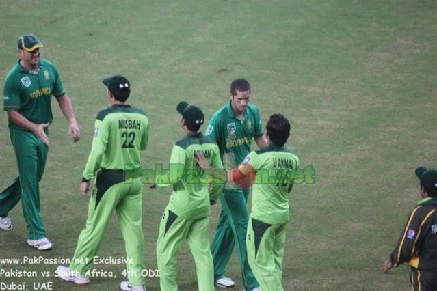 Pakistan celebrate a wicket