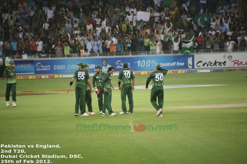 Pakistan celebrate Keiswetter's wicket