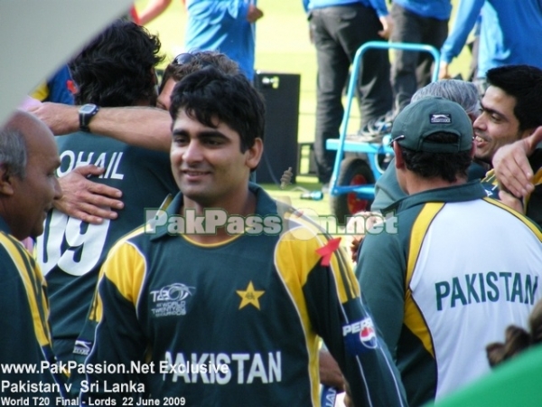 Pakistan celebrating T20 Final victory