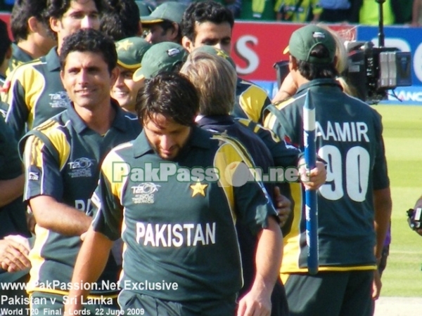 Pakistan celebrating T20 Final victory