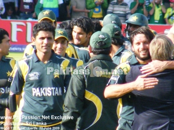 Pakistan celebrating T20 Final victory