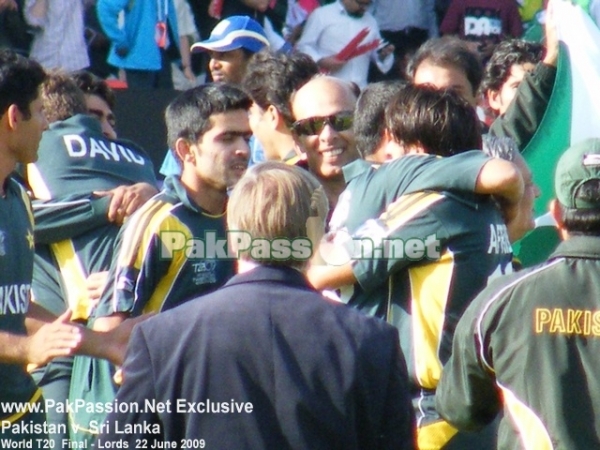 Pakistan celebrating T20 Final victory