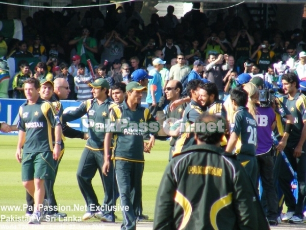 Pakistan celebrating T20 Final victory