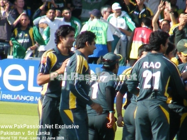 Pakistan celebrating T20 Final victory