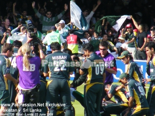 Pakistan celebrating T20 Final victory