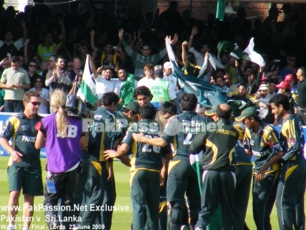 Pakistan celebrating T20 Final victory
