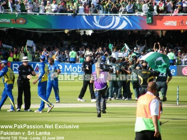 Pakistan celebrating T20 Final victory