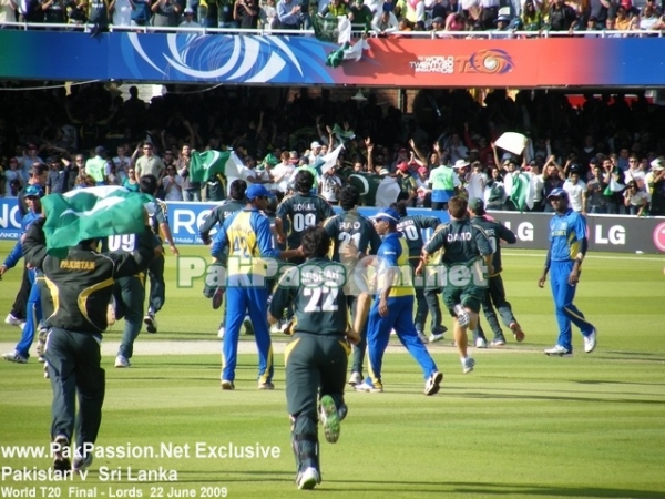 Pakistan celebrating T20 Final victory