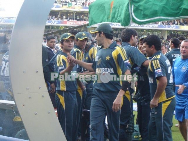 Pakistan celebrating T20 Final victory