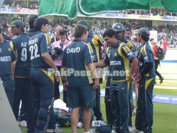 Pakistan celebrating T20 Final victory