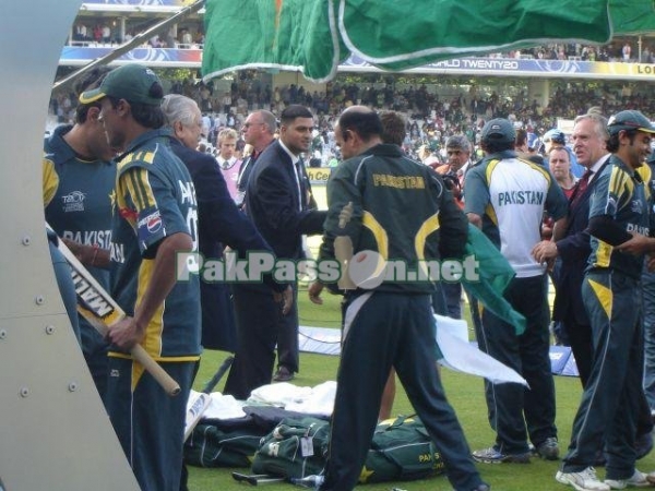 Pakistan celebrating T20 Final victory